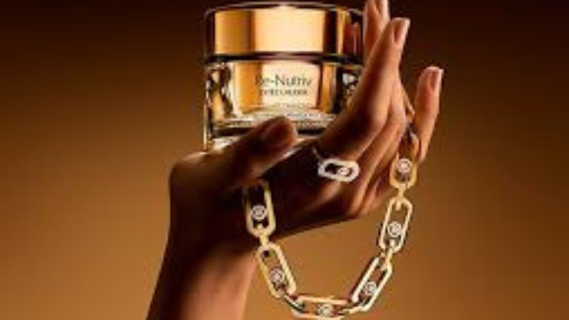 Une crème de beauté portée par une main